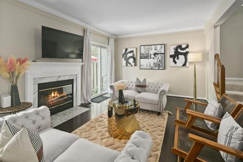 Sleeps 6, Nature trails, 40 Mins to DC, 2 cars MAX in Sterling, USA