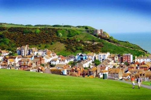 Charming, Bright, Hilltop Apartment., Hastings (photo 3)