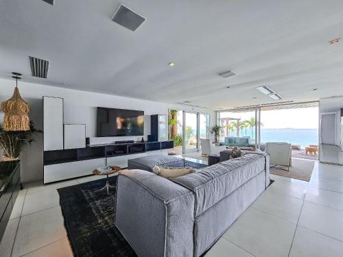 Shared lounge/TV area, Linda casa no Joa, com vista incrivel do mar do Rio in Rio De Janeiro