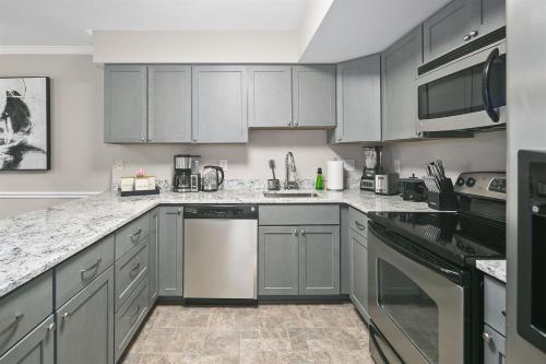 4BR Townhome, Close to Shops & Restaurants, 40 Mins to DC