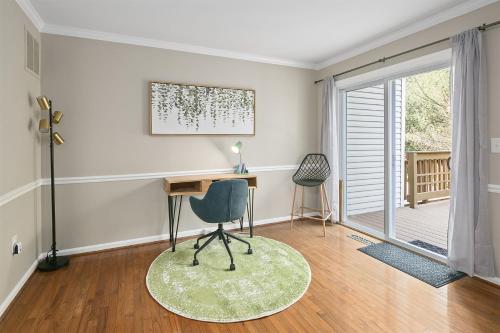 4BR Townhome, Close to Shops & Restaurants, 40 Mins to DC in Sterling, USA