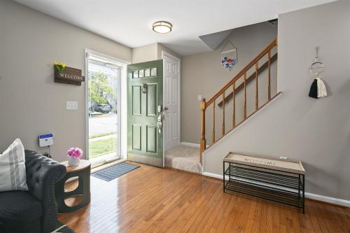 4BR Townhome, Close to Shops & Restaurants, 40 Mins to DC