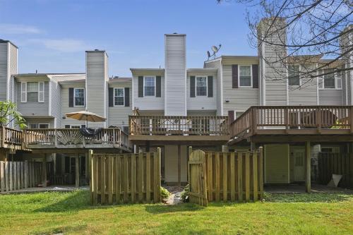 4BR Townhome, Close to Shops & Restaurants, 40 Mins to DC