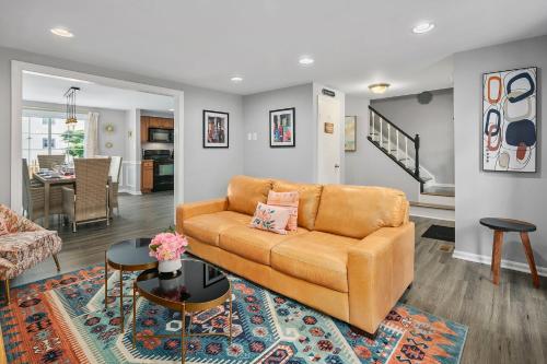 NEW! Large 3-story townhome Private, Self checkin, Pet Friendly!