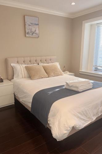 Near Skytrain Private Bedroom Ensuite BathRM, Free Wifi & Coffee, Cozy