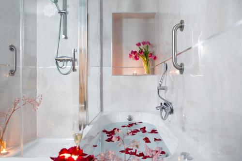 Bathroom, Hotel Plaza Cavana in Nerja