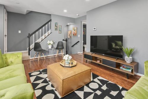 Cozy 4BR Townhome, Family Community, 40 Mins to DC in Sterling, USA