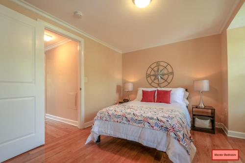 NEW! 3-story Townhome - Private, Self checkin, Quiet. thumb 3