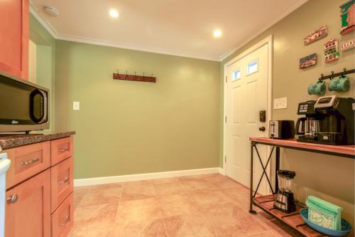 NEW! 3-story Townhome - Private, Self checkin, Quiet. detail