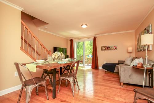 NEW! 3-story Townhome - Private, Self checkin, Quiet. detail