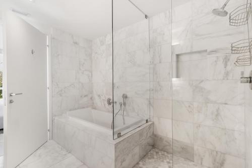 10th fl, modern, pool, gym, inter-coastal view in Fort Lauderdale, USA