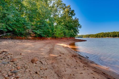 Lakefront Hartwell Retreat with Gas Grill and Deck!