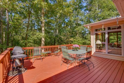 Lakefront Hartwell Retreat with Gas Grill and Deck!