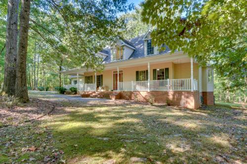 Lakefront Hartwell Retreat with Gas Grill and Deck!