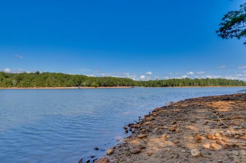 Lakefront Hartwell Retreat with Gas Grill and Deck!