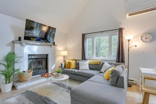 Modern Poconos Chalet with Private Hot Tub, Fire Pit in Tobyhanna, USA