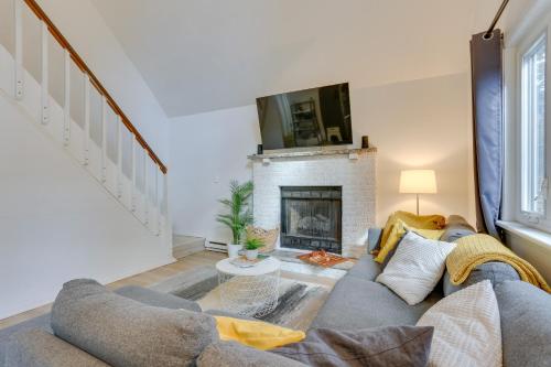Modern Poconos Chalet with Private Hot Tub, Fire Pit in Tobyhanna, USA