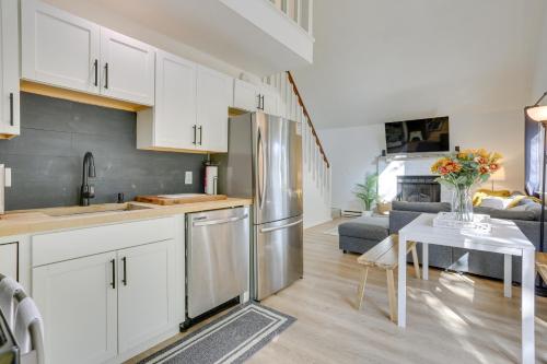 Modern Poconos Chalet with Private Hot Tub, Fire Pit in Tobyhanna, USA