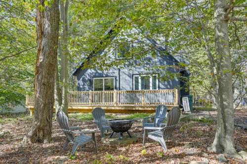 Modern Poconos Chalet with Private Hot Tub, Fire Pit in Tobyhanna, USA