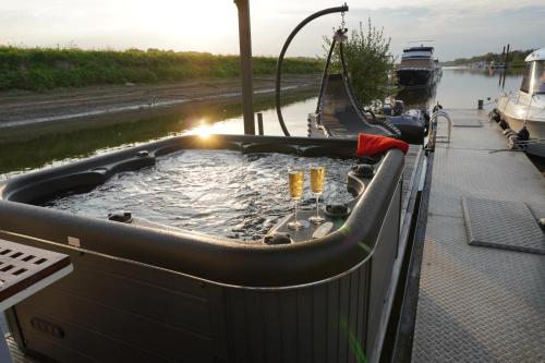 Hafen Perle - Übernachtungen auf dem Wasser- Romantik & Wellness auf dem Rhein - - Hotel - Leverkusen