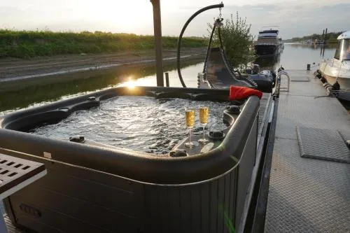 Hafen Oase - 2 Hausboote, 2 Whirlpool, 1 Sauna, Wellness in Leverkusen, Deutschland