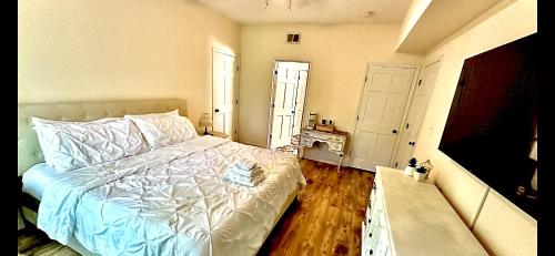 Mountain Creek Getaway 6BR farmhouse retreat 4000sf near downtown,10 beds in Taylors, USA