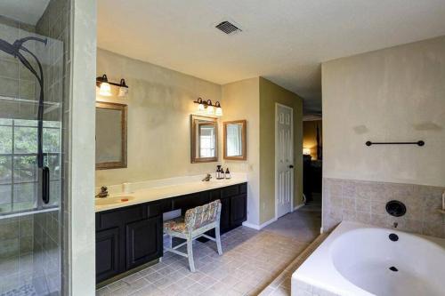 3 bedroom home- Cypress, Luxury Beds in Houston, USA