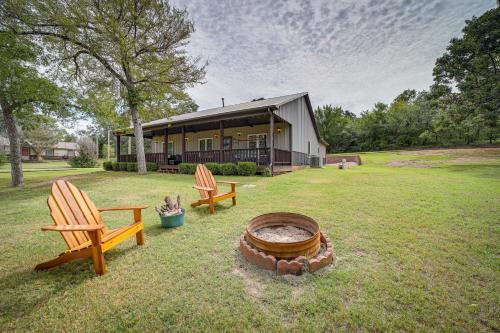Cozy Checotah Retreat with Deck Near Eufaula Lake in Checotah, USA