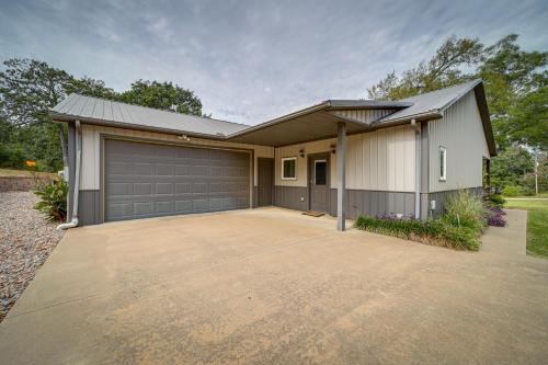 Cozy Checotah Retreat with Deck Near Eufaula Lake