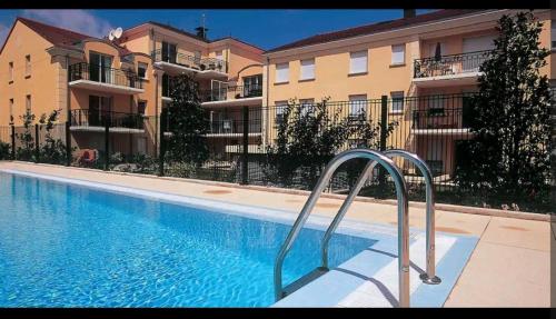 Close to Disneyland, Cosy appartement with swimming pool