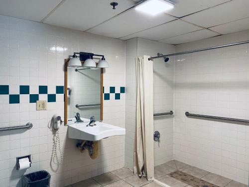 Excel Inn & Suites 5