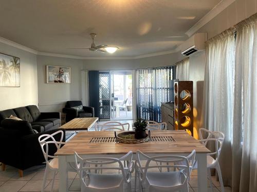 Villa Venezia Apt 3 - Spacious Hervey Bay beachfront apartment