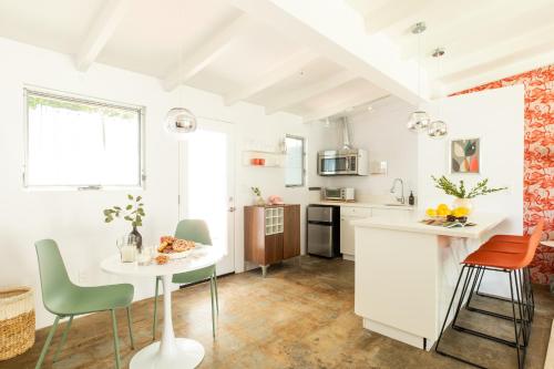 The Wesley by AvantStay Mid-Century Modern Oasis with Pool - 편의 시설/서비스