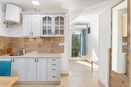 Kitchen, Apartments Lustica in Milovici