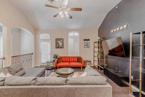 The Castle! by the Lake with Pool & Balcony West Plano in The Colony, USA