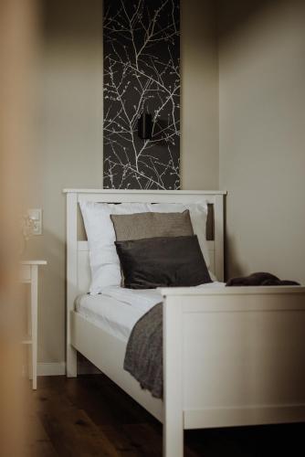 1 queen bed, 1 sofa bed