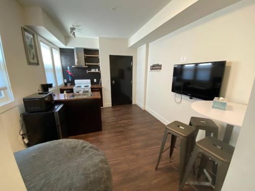 Brand New 1 Br 1 Bath Close To All Walkable