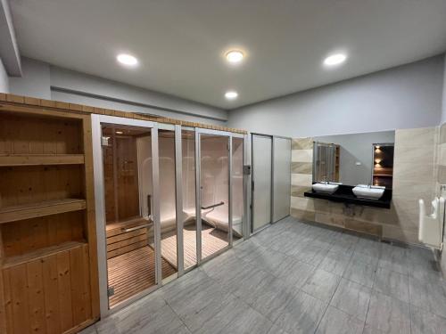 Xông khô, Hotel Golf Coast in Kinshasa