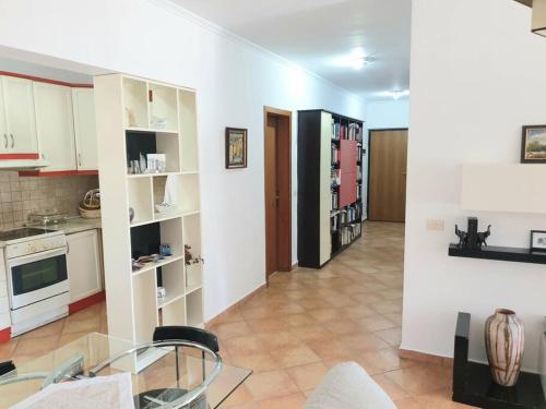 Lovely 2-bedroom rental apartment in Tirana center, Tirana (photo 2)