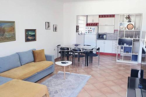 Lovely 2-bedroom rental apartment in Tirana center, Tirana (photo 5)