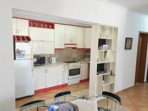 Lovely 2-bedroom rental apartment in Tirana center, Tirana (photo 8)