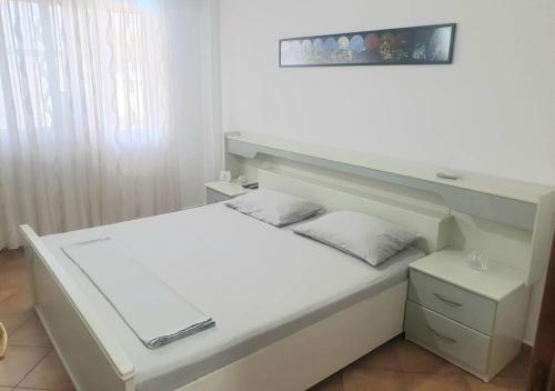 Lovely 2-bedroom rental apartment in Tirana center, Tirana (photo 9)