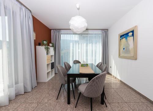 Vertigo Modern 2-Bedroom Apartment with Parking & Vitosha View, София (фото 8)