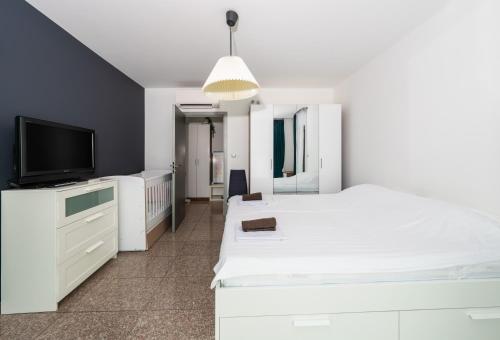Vertigo Modern 2-Bedroom Apartment with Parking & Vitosha View, София (фото 5)