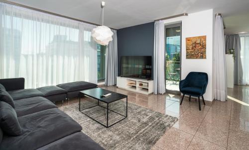 Vertigo Modern 2-Bedroom Apartment with Parking & Vitosha View, София (фото 4)