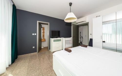 Vertigo Modern 2-Bedroom Apartment with Parking & Vitosha View, София (фото 6)