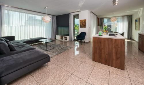 Vertigo Modern 2-Bedroom Apartment with Parking & Vitosha View, София (фото 9)