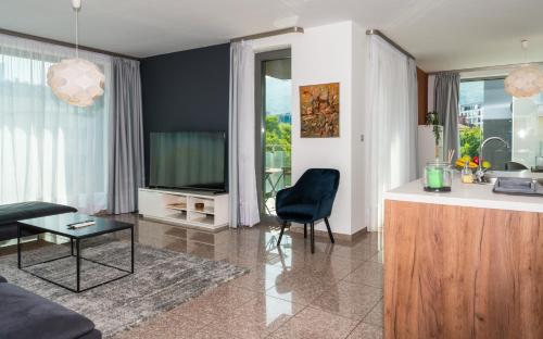 Vertigo Modern 2-Bedroom Apartment with Parking & Vitosha View, София (фото 10)