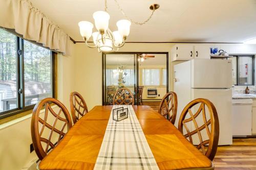 Pocono Lake Home in Arrowhead Lake Community! in Pocono Lake, USA