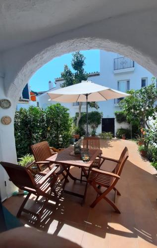 Precioso apartamento a pie de playa en la nueva Milla de Oro entre Estepona y Marbella - Benahavis